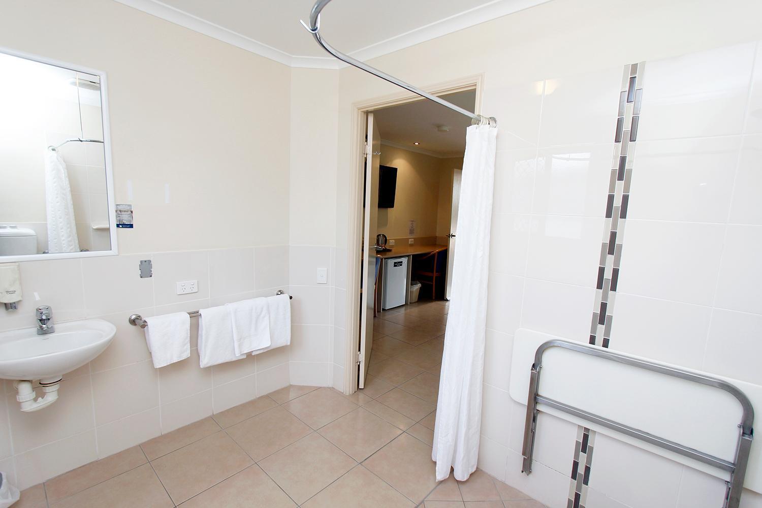 The Palms Motel Chinchilla Bagian luar foto