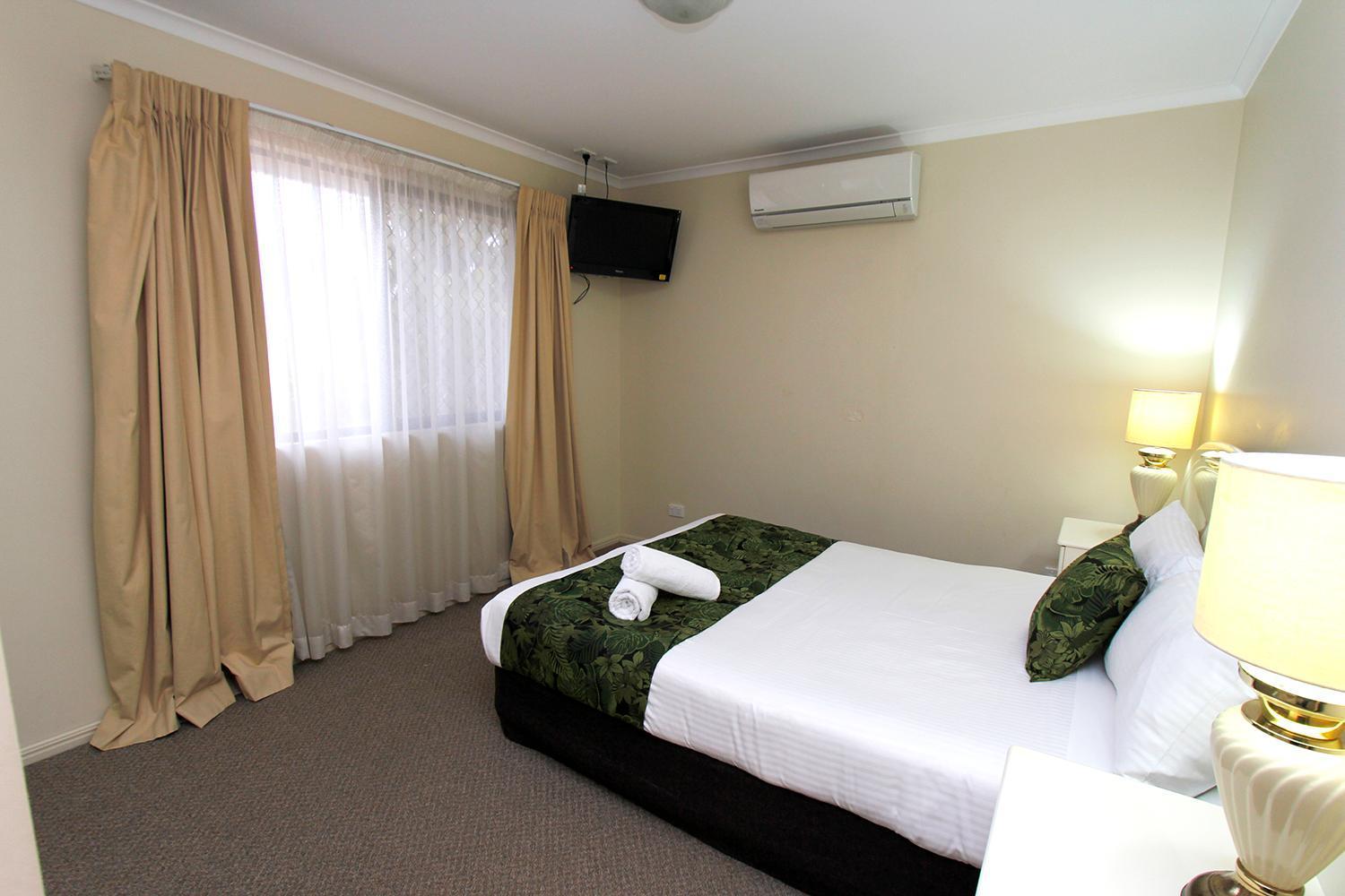 The Palms Motel Chinchilla Bagian luar foto