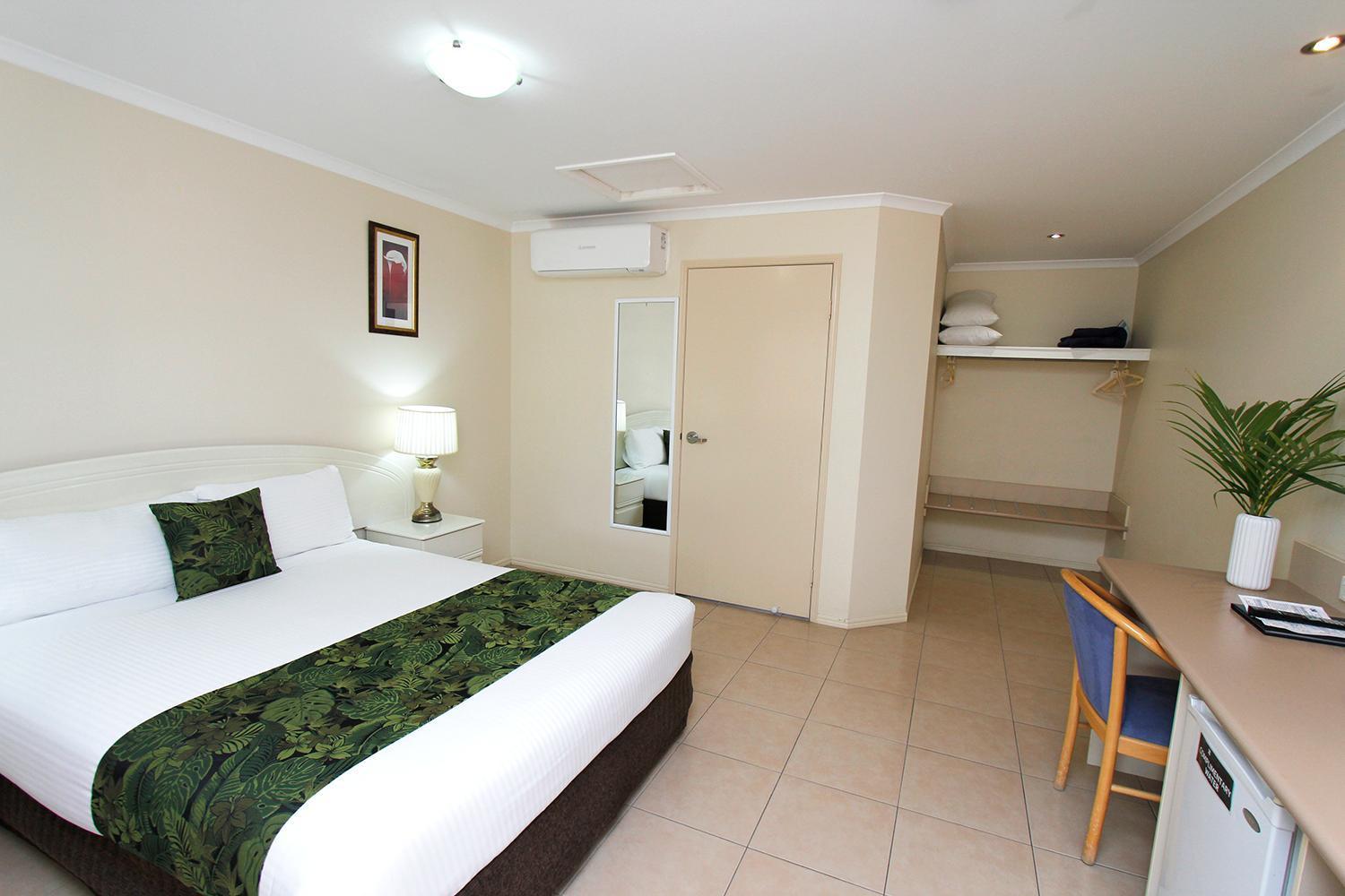 The Palms Motel Chinchilla Bagian luar foto