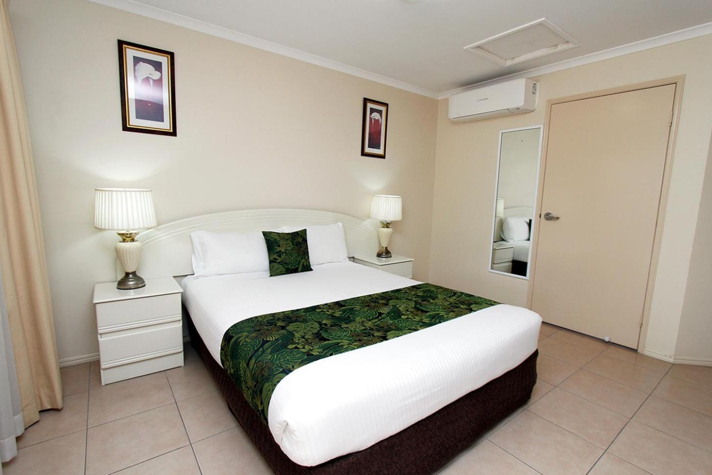 The Palms Motel Chinchilla Bagian luar foto