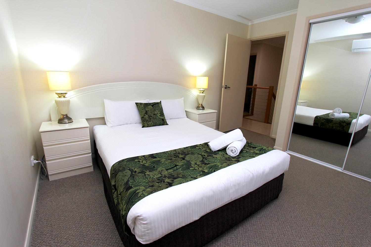 The Palms Motel Chinchilla Bagian luar foto