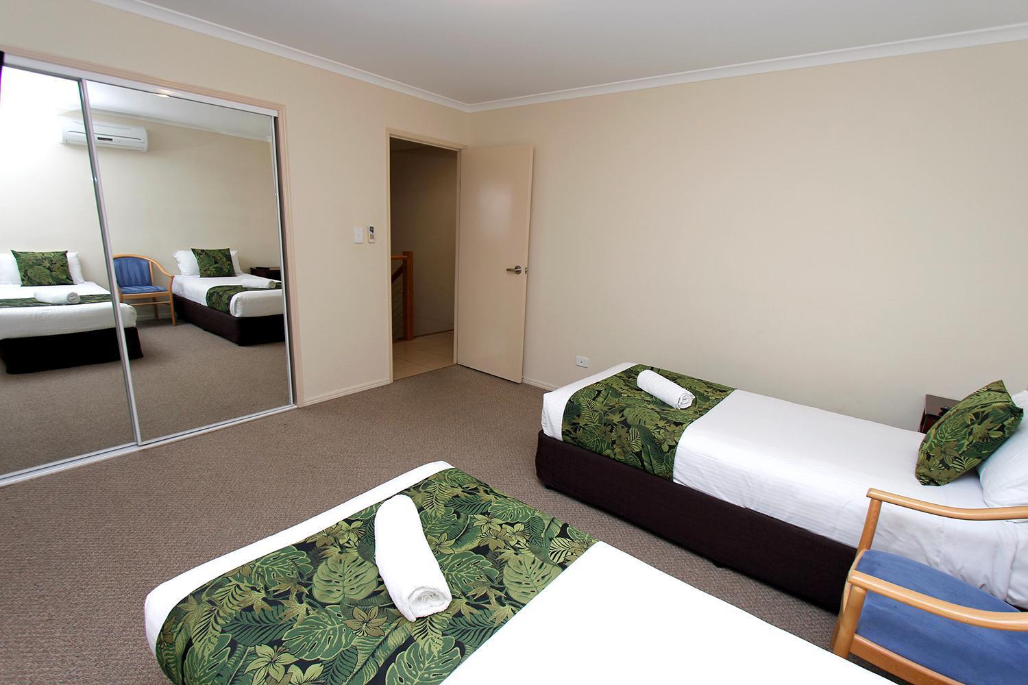 The Palms Motel Chinchilla Bagian luar foto
