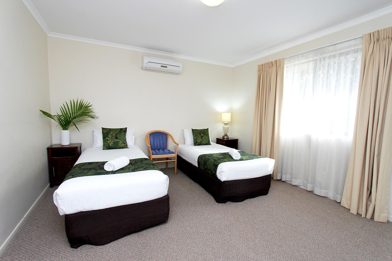 The Palms Motel Chinchilla Bagian luar foto