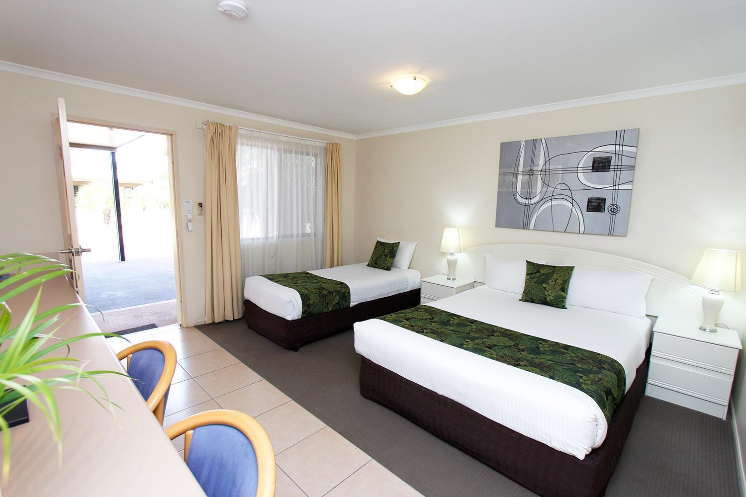The Palms Motel Chinchilla Bagian luar foto