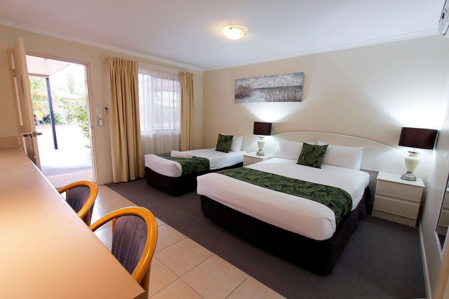 The Palms Motel Chinchilla Bagian luar foto
