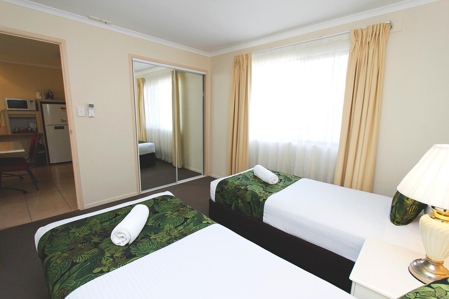 The Palms Motel Chinchilla Bagian luar foto