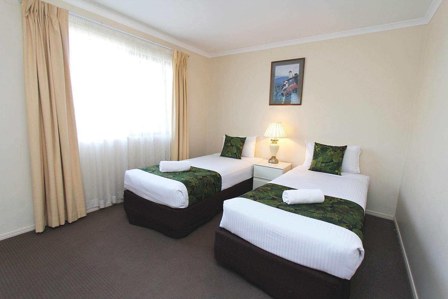 The Palms Motel Chinchilla Bagian luar foto