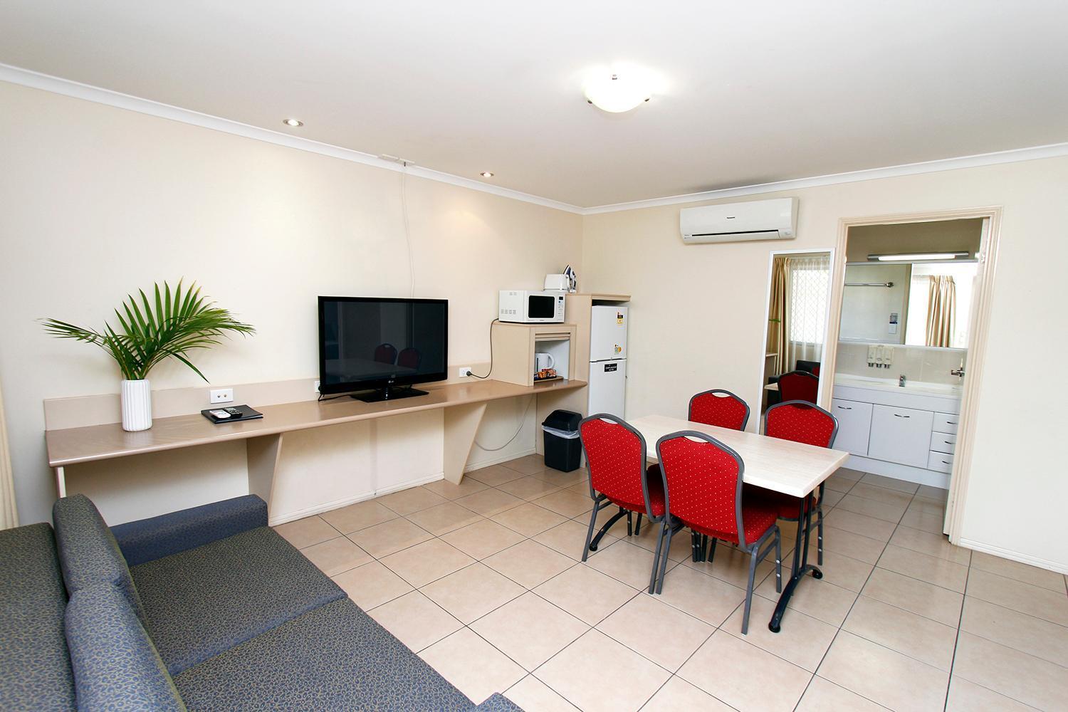 The Palms Motel Chinchilla Bagian luar foto