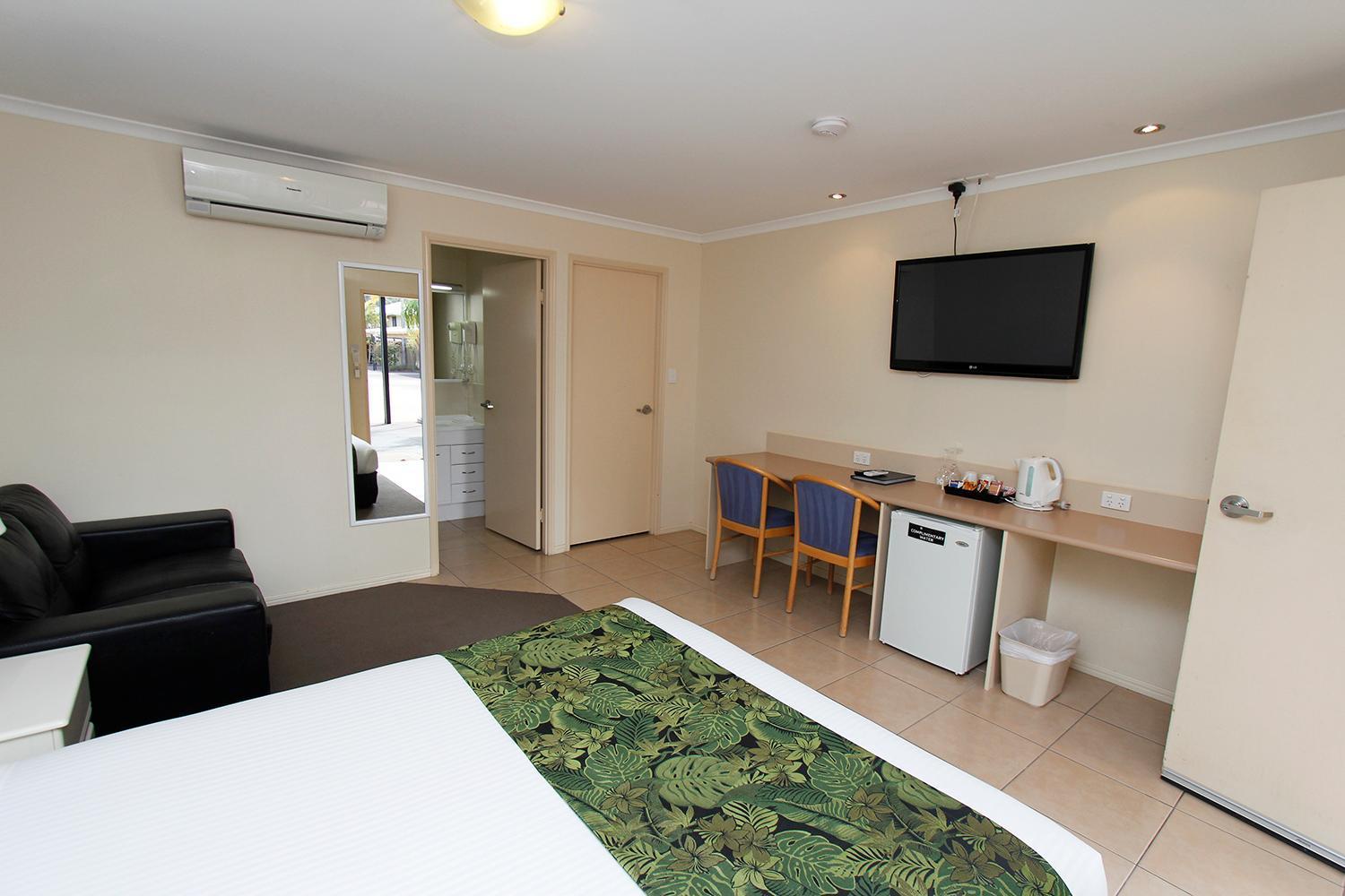 The Palms Motel Chinchilla Bagian luar foto