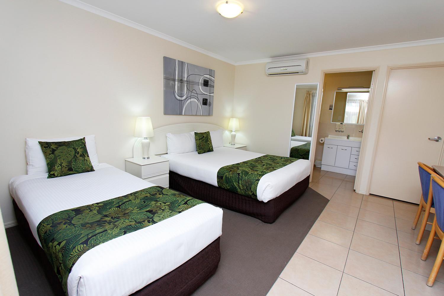 The Palms Motel Chinchilla Bagian luar foto