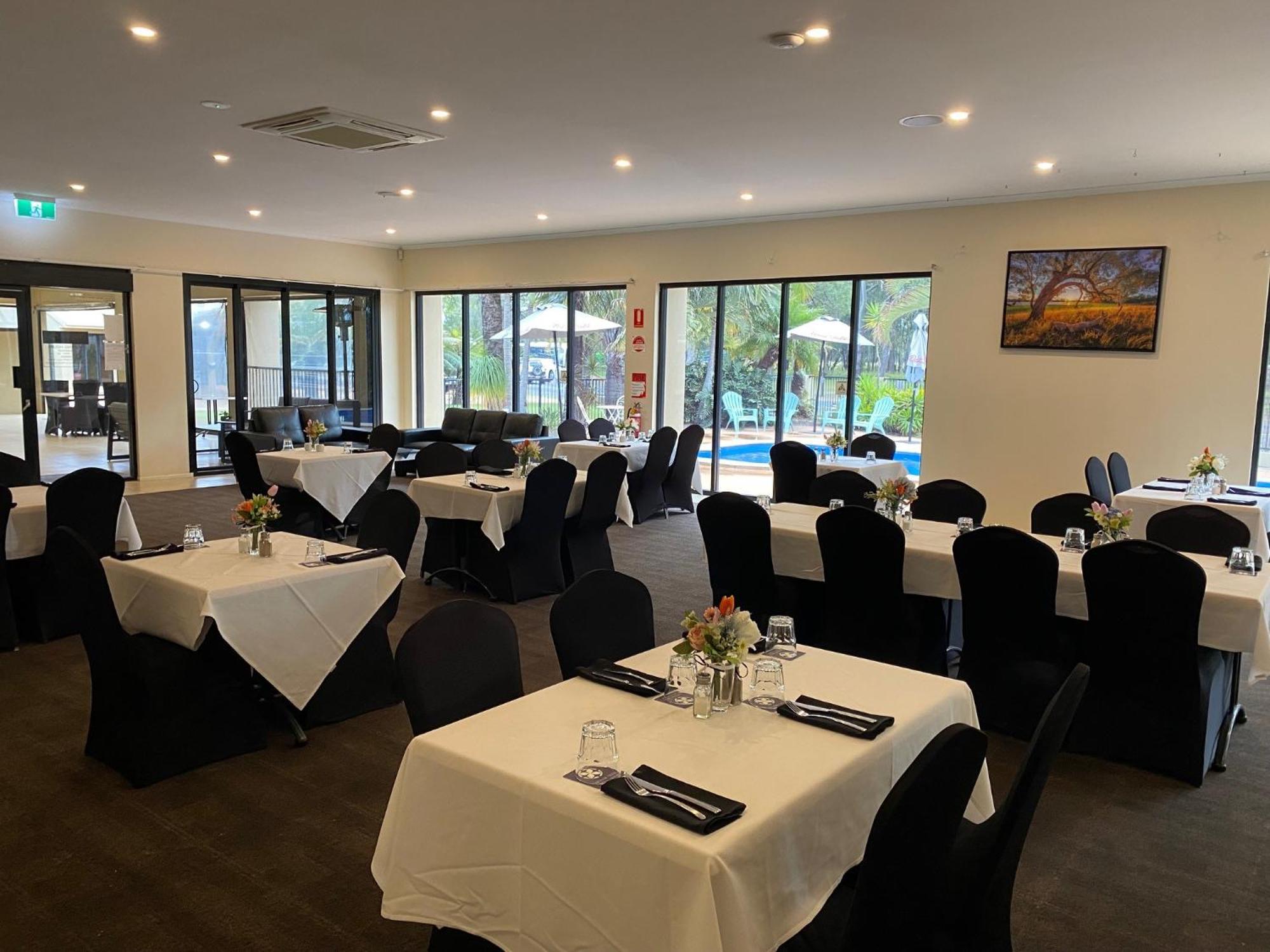 The Palms Motel Chinchilla Bagian luar foto