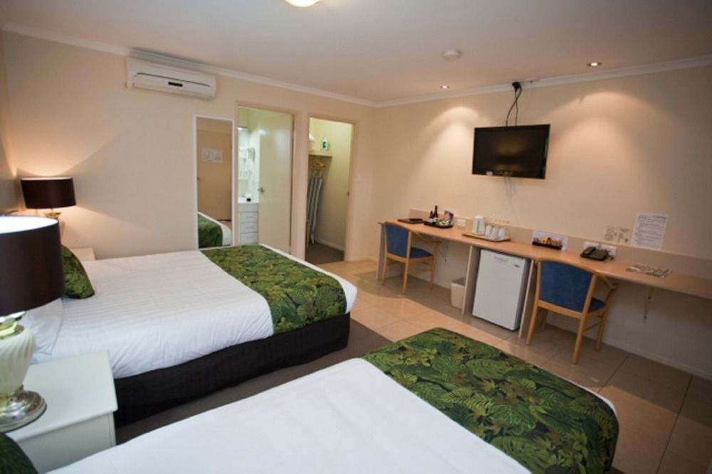 The Palms Motel Chinchilla Bagian luar foto