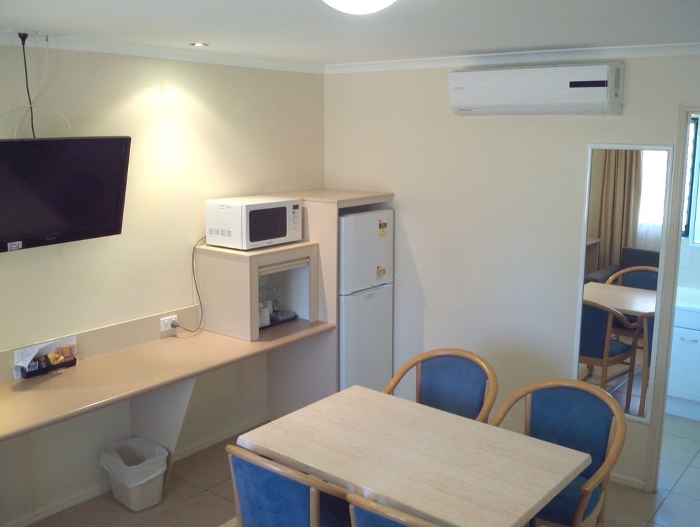 The Palms Motel Chinchilla Bagian luar foto
