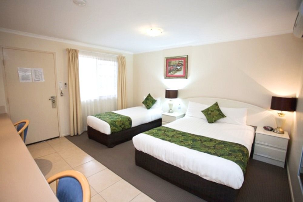 The Palms Motel Chinchilla Bagian luar foto
