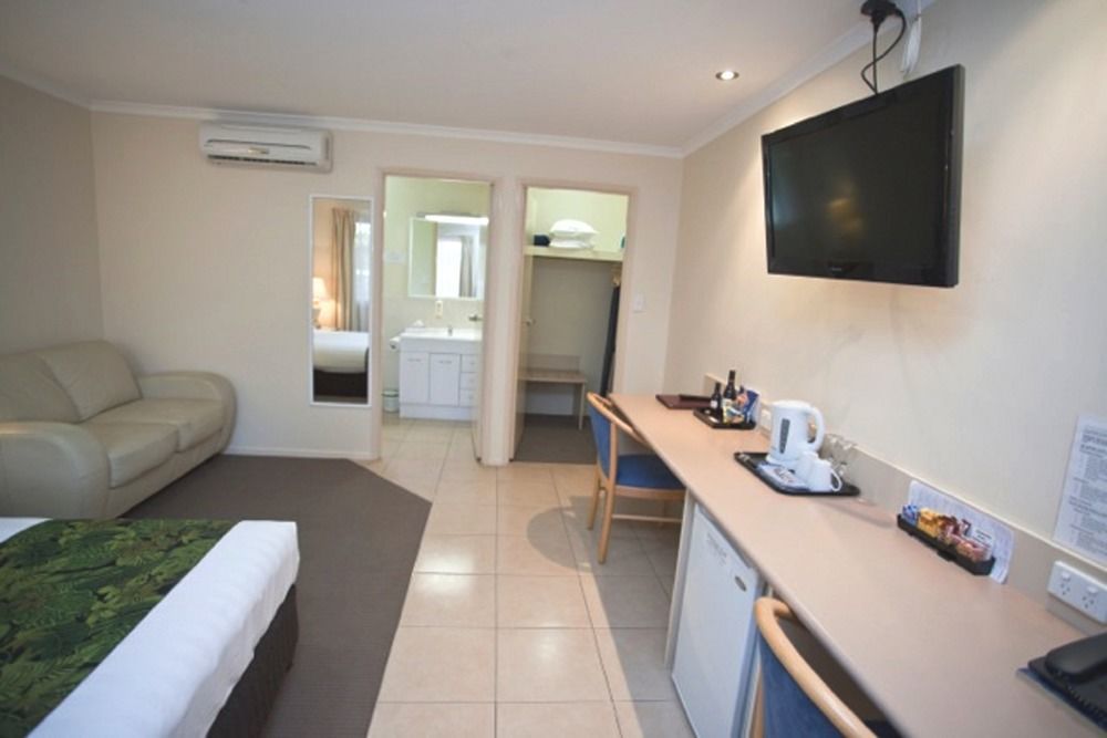 The Palms Motel Chinchilla Bagian luar foto