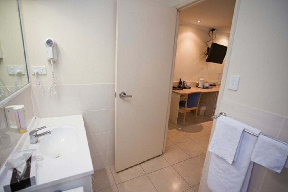 The Palms Motel Chinchilla Bagian luar foto