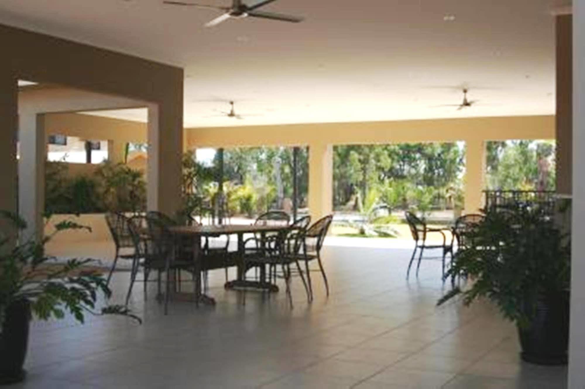 The Palms Motel Chinchilla Bagian luar foto
